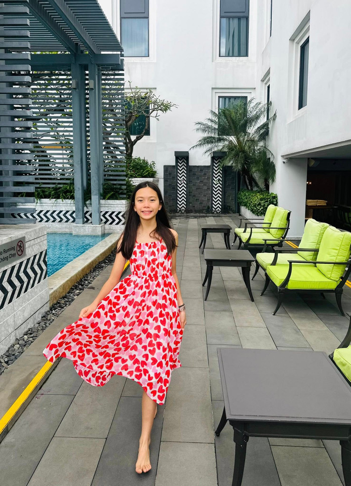 Bé Sol sở hữu gương mặt xinh xắn với đôi mắt sáng, sống mũi cao, nụ cười tươi tắn, làn da sáng, mái tóc nâu nhạt.