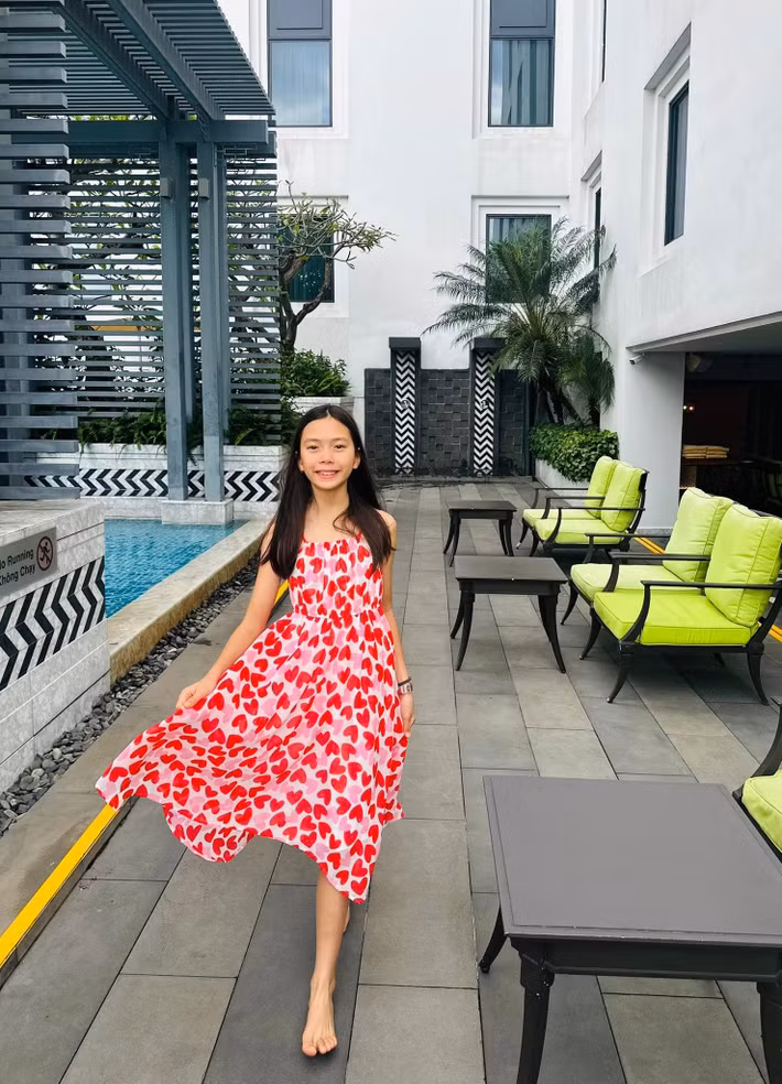 Bé Sol sở hữu gương mặt xinh xắn với đôi mắt sáng, sống mũi cao, nụ cười tươi tắn, làn da sáng, mái tóc nâu nhạt.