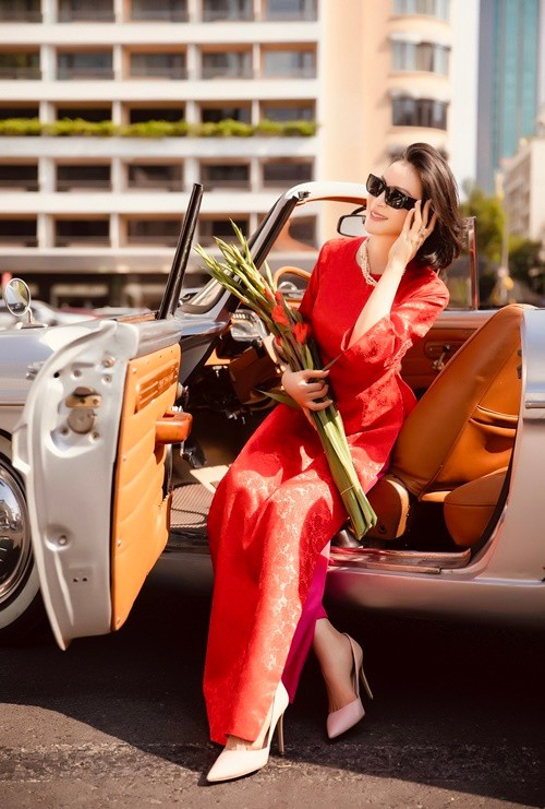 Thanh Mai thường xuyên sử dụng xe hơi sang trọng khi di chuyển, ăn mặc đồ hiệu, đeo trang sức đắt giá. Ảnh: FB Thanh Mai.