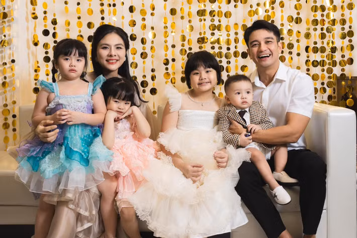 Chồng Vân Trang động viên nữ diễn viên về mặt tinh thần, chiều chuộng và chủ động làm việc nhà, chăm con để cô có thêm thời gian nghỉ ngơi.