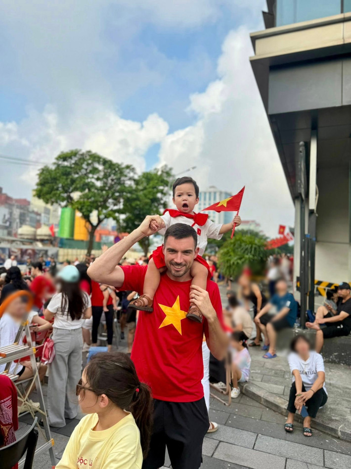 Chồng Hà Anh diện áo in cờ đỏ sao vàng, chào mừng Quốc khánh 2/9. Ảnh: FB Hà Anh.