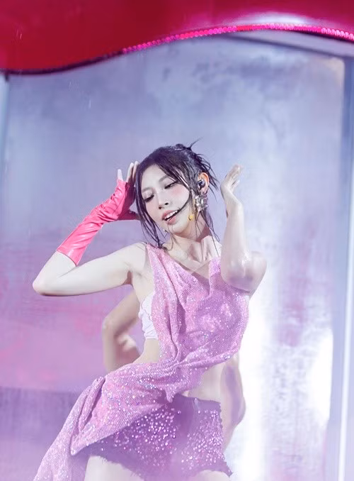 Các bài hát nổi bật của Khổng Tú Quỳnh gồm Tiệm bánh dâu tây, Xe buýt hai tầng, Vòng xoay ngựa gỗ, Từ trong ngày nắng, Cây lá và gió. Ảnh: Instagram Khổng Tú Quỳnh.