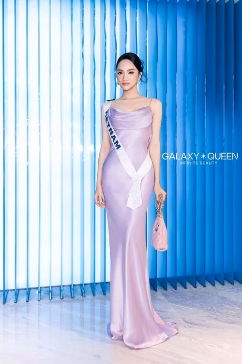 Đại diện Việt Nam khéo sử dụng túi xách cùng tông màu với trang phục. Ảnh: Galaxy Queen.