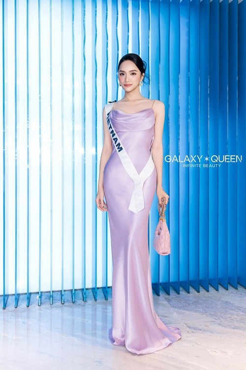 Đại diện Việt Nam khéo sử dụng túi xách cùng tông màu với trang phục. Ảnh: Galaxy Queen.