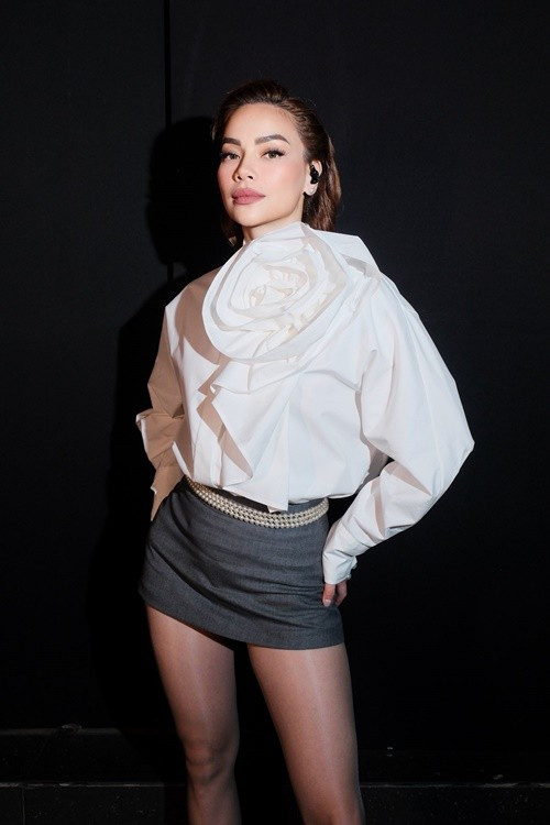 Theo Vietnamnet, ngày 1/9, fanpage Hồ Ngọc Hà đăng nội dung: "Do có lịch trình ở châu Âu đã sắp xếp từ trước nên Hà lỡ hẹn lời mời biểu diễn cho đại lễ sáng 2/9 tại Quảng trường Ba Đình và một số sự kiện khác. Mừng kỷ niệm 80 năm Quốc khánh Việt Nam 2/9".