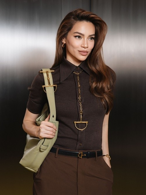 Nữ ca sĩ hiện tại đắt show quảng cáo, đại diện thương hiệu.