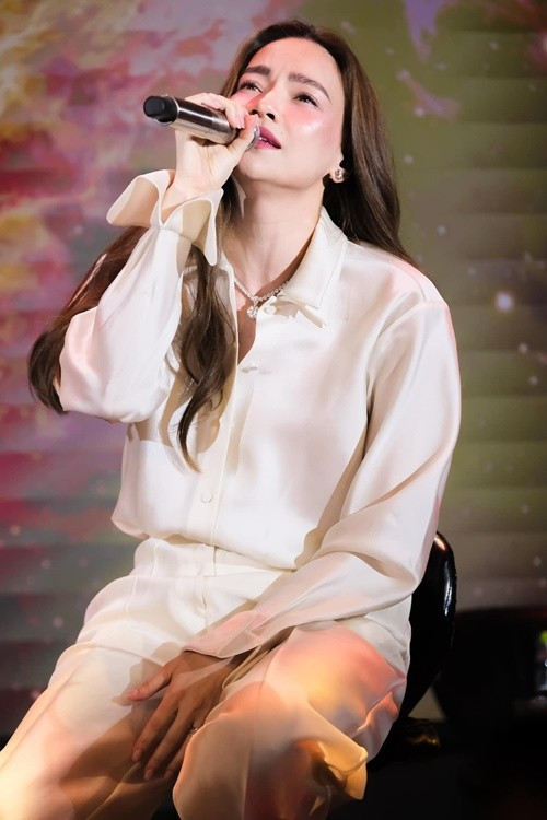 Hoạt động trong showbiz nhiều năm qua, nữ ca sĩ chăm chỉ chạy show ca hát.