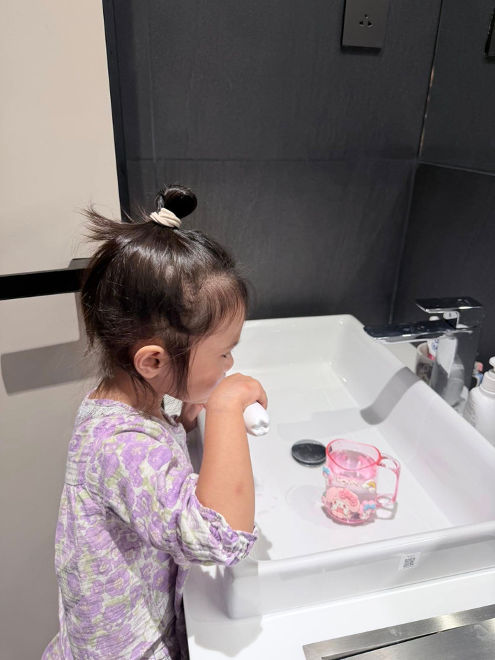 Bảo Anh khuyến khích con gái tự làm những việc nhỏ phù hợp với lứa tuổi, từ việc chơi một mình, ăn uống nề nếp, tự đánh răng. Ảnh: FB Misumi.