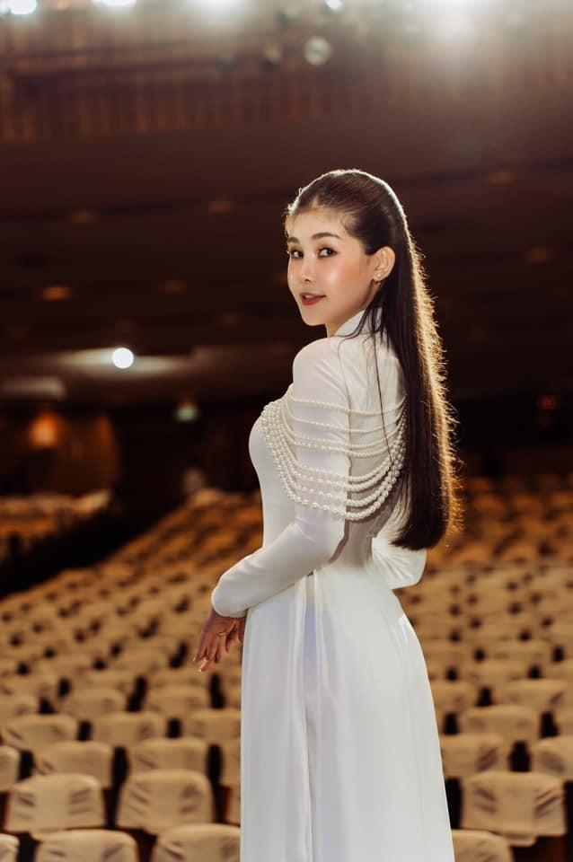 Nàng hậu tận dụng trang phục đồ hiệu có sẵn trong tủ đồ và chọn lọc lại để phù hợp với hình ảnh trên giảng đường.