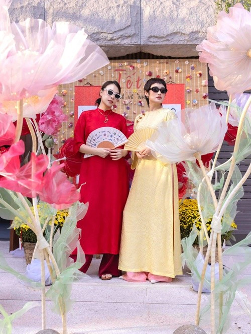 Nữ người mẫu tạo tiểu cảnh để gia đình, bạn bè chụp ảnh sống ảo mỗi mùa lễ Tết. Ảnh: FB Đàm Thu Trang.