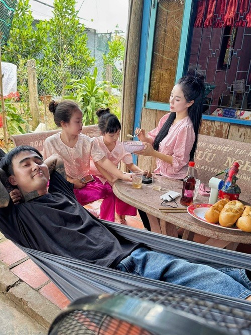 Đạt G tận hưởng cuộc sống bình yên hạnh phúc bên Bảo Ngọc và các con. Ảnh: FB Đạt G.