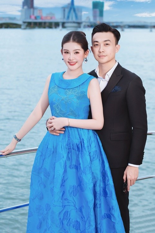 Ngân Anh khoe chồng giỏi hơn trong việc kiên nhẫn chơi cùng con và dạy con khám phá cuộc sống.