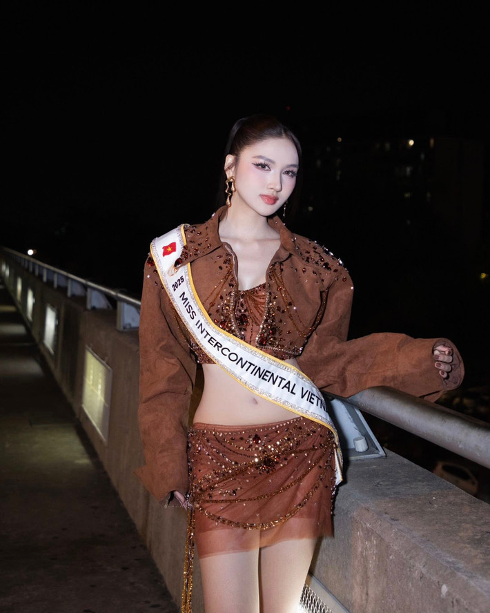 Á hậu Thu Ngân vừa khởi hành sang Ai Cập, bắt đầu hành trình tham gia cuộc thi nhan sắc quốc tế Miss Intercontinental - Hoa hậu Liên lục địa. Tại sân bay, cô diện bộ trang phục hai mảnh tông nâu ánh đồng. Thiết kế ôm sát tôn lên vòng hai con kiến, đôi chân dài thon gọn.