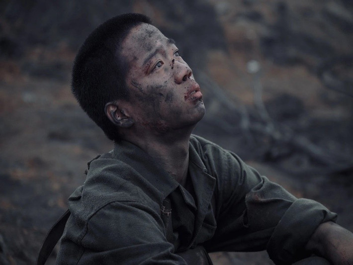 Gia Huy chia sẻ trên Thế Giới Văn Hóa, cảnh quay anh cảm thấy khó nhất là phân cảnh Tấn ngồi tại Nhà hát Lớn Hà Nội nghe bản giao hưởng Mưa đỏ do đồng đội sáng tác. Ảnh: Thể Thao Văn Hóa.