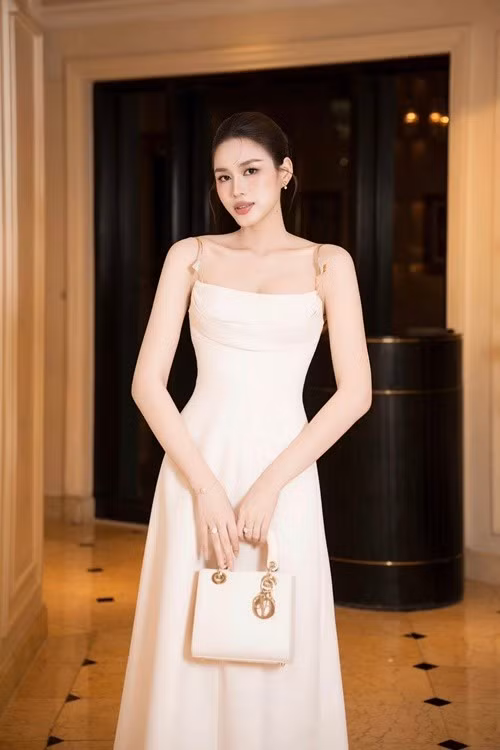 Mới đây, cư dân mạng lan truyền hình ảnh được cho là thiệp cưới của Hoa hậu Đỗ Thị Hà. Nguồn tin từ Tiền Phong cho biết, người đẹp sẽ tổ chức lễ ăn hỏi vào ngày 16/10, đám cưới diễn ra sau đó một tuần. Ảnh: FB Đỗ Thị Hà.