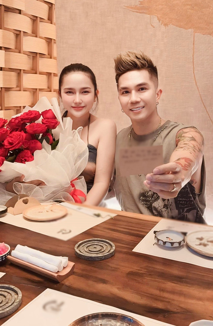 Dịp kỷ niệm 8 năm bên nhau, Khánh Đơn viết: “Chúng tôi đã bình yên cùng nhau đi qua thăng trầm được 8 năm bằng cách sai thì sửa, khó khăn thì kiên trì, không ai thay đổi, không ai rời đi, không ai bỏ lại ai. Cứ thế trở nên tốt đẹp hơn, rồi viên mãn như bây giờ". Ảnh: FB Khánh Đơn.