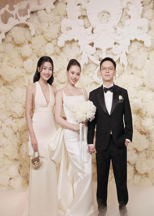 Á hậu Minh Thư khoe vẻ gợi cảm bên Tâm Như. Ảnh: FB Minh Thư.