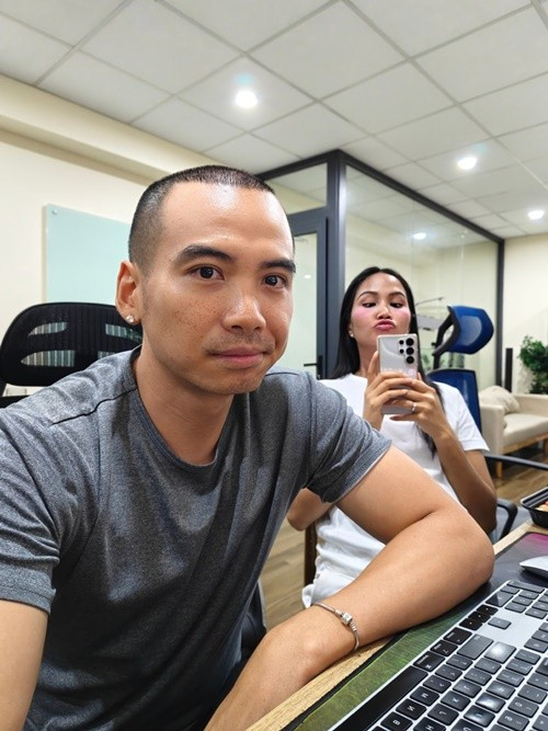 Chồng H’hen Niê tự tin xuất hiện không cần phải đội mũ. Ảnh: FB Tuấn Khôi.