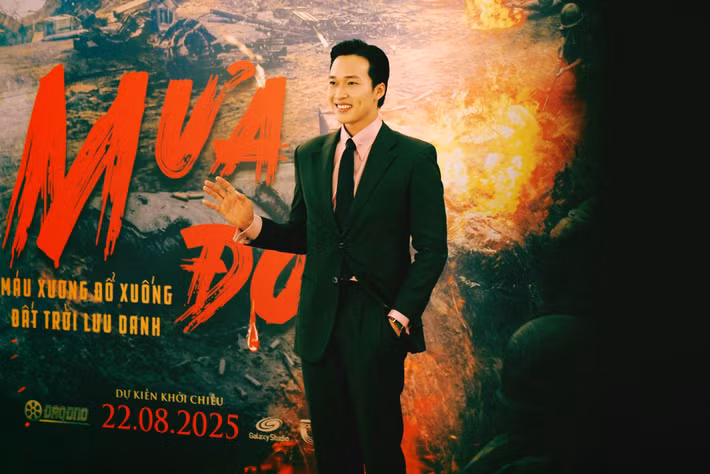 Từ cuối tháng 8/2025, các diễn viên tham gia các hoạt động quảng bá Mưa đỏ.