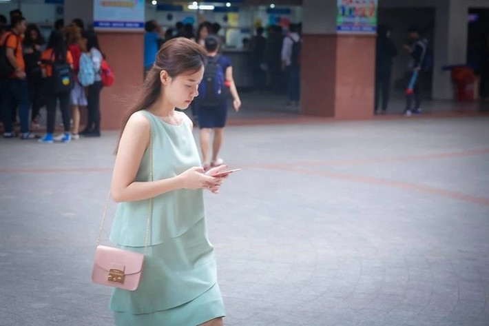 Nữ diễn viên từng bị sinh viên chụp lén trên sân trường khi mới làm giảng viên. Ảnh: Znews.