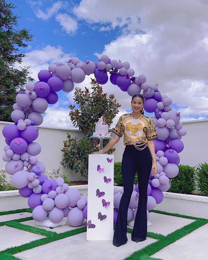 Cô vẫn duy trì tương tác với người hâm mộ Việt Nam thông qua trang cá nhân Instagram .