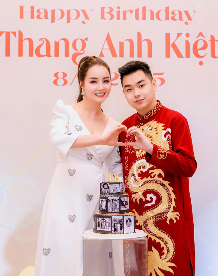 "Khoảnh khắc con thổi nến và mỉm cười trong vòng tay yêu thương của mọi người sẽ là ký ức mà mami tin con sẽ mang theo suốt cuộc đời", nữ diễn viên nhắn nhủ quý tử. Ảnh: FB Mai Thu Huyền.