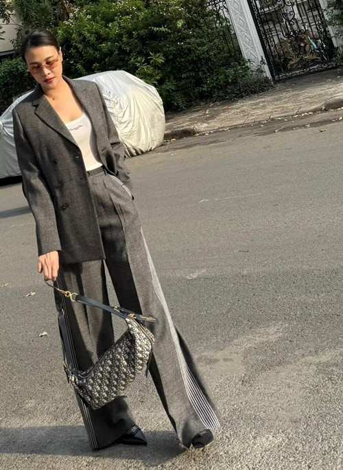 Xuống phố, Đàm Thu Trang sử dụng nhiều đồ hiệu, tổng trị giá đến tỷ đồng. Ảnh: Instagram Đàm Thu Trang.