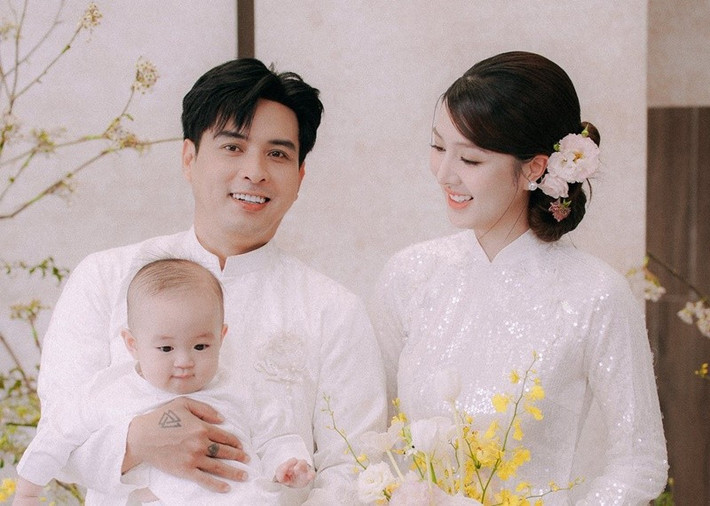 Tuệ Như sinh năm 2000, kém Hồ Quang Hiếu 17 tuổi. Nam ca sĩ chia sẻ trên Znews, vợ chồng anh có nhiều điểm tương đồng trong suy nghĩ, tư tưởng. Ảnh: FB Hồ Quang Hiếu.