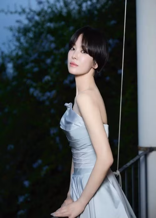 Nữ diễn viên để tóc ngắn cá tính ít tháng qua. Ảnh: Instagram Song Hye Kyo.