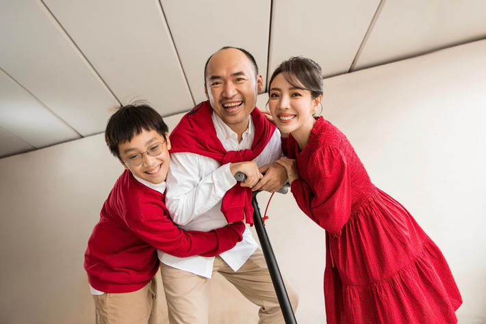 "Ngày Tết là thời gian để chúng ta cùng sum họp và nhìn lại 1 năm qua mình đã làm được những gì. Tết đến làm cho bao ký ức xưa cũ bỗng dưng ùa về với mình. Dĩ nhiên ăn Tết trong thời hiện đại khác với Tết của 10 năm hay 20 năm về trước nhưng có 1 điều sẽ không thay đổi đối với gia đình tôi đó là Tết thì cứ ở bên người thân, chỉ cần như vậy thôi là đủ vui và hạnh phúc rồi”, chồng Thu Trang bày tỏ.