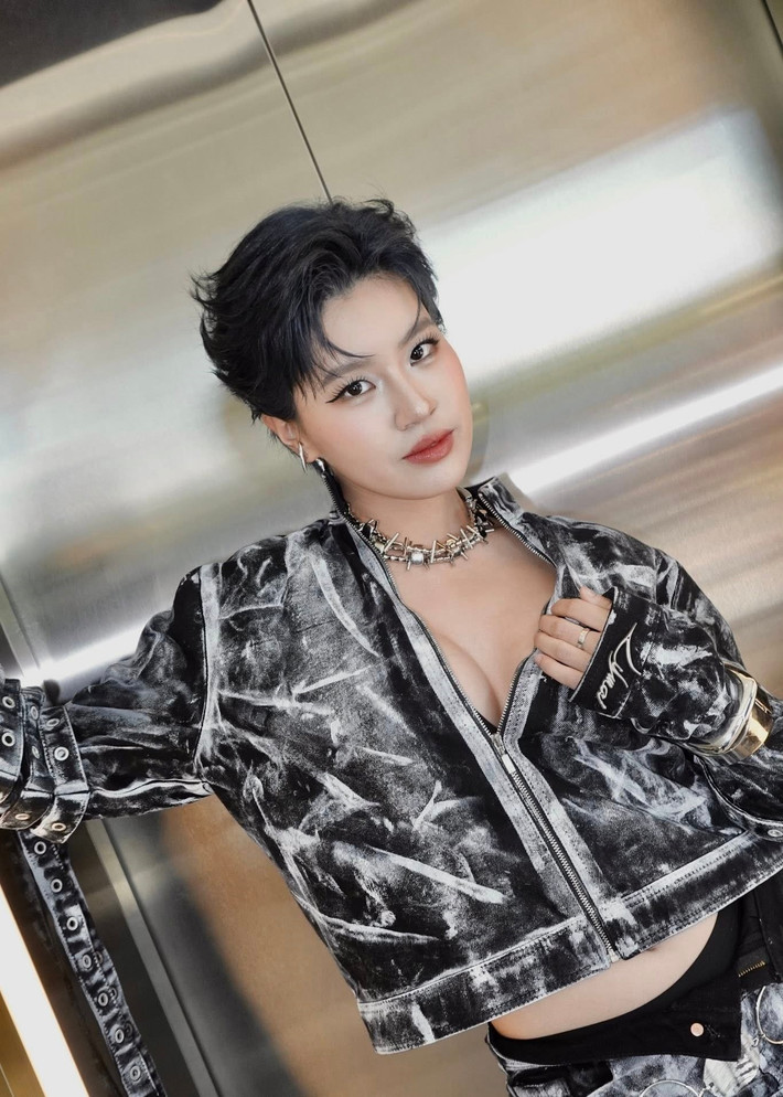 Ngoại hình cá tính của Pháo sau khi nữ ca sĩ để tóc tém. Ảnh: FB Pháo.