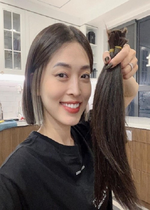 Tháng 12/2022, Á hậu Phương Nga hết tóc. Cô chia sẻ: “Hồi xưa cứ vài năm mình sẽ đi cắt tóc một lần, bán được 1-2 triệu gì đó. Nhưng bây giờ biết rằng tóc có thể hiến tặng được thì mình quyết định đi hiến luôn. Vừa được làm kiểu tóc mà mình mong muốn, vừa được hiến tặng mái tóc đáng quý của mình cho người cần! Nói chung là vui và hạnh phúc”. Ảnh: FB Phương Nga.