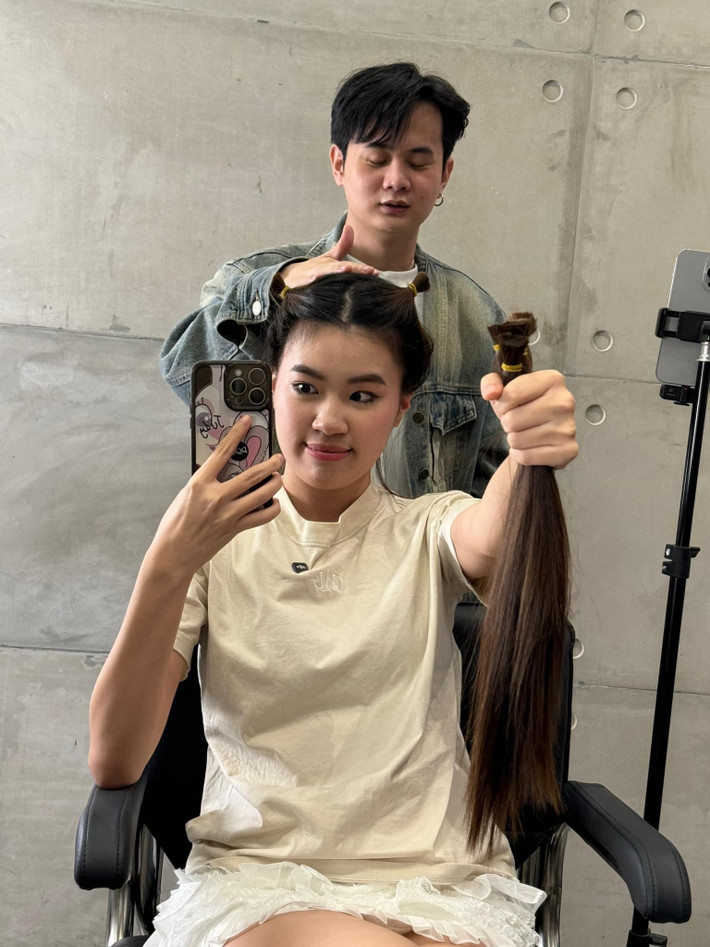 Không chỉ Nhã Phương hiến tóc, nhiều mỹ nhân Việt cũng dành tặng tóc cho bệnh nhân ung thư. Rapper Pháo là một trong số đó. Cô hiến tặng mái tóc dài 40cm cho bệnh nhi ung thư. Ảnh: FB Pháo.