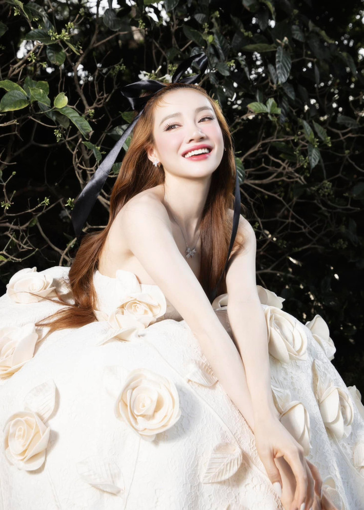 Nhã Phương từng sở hữu mái tóc dài, liên tục thay đổi kiểu dáng và màu sắc. Ảnh: FB Nhã Phương.