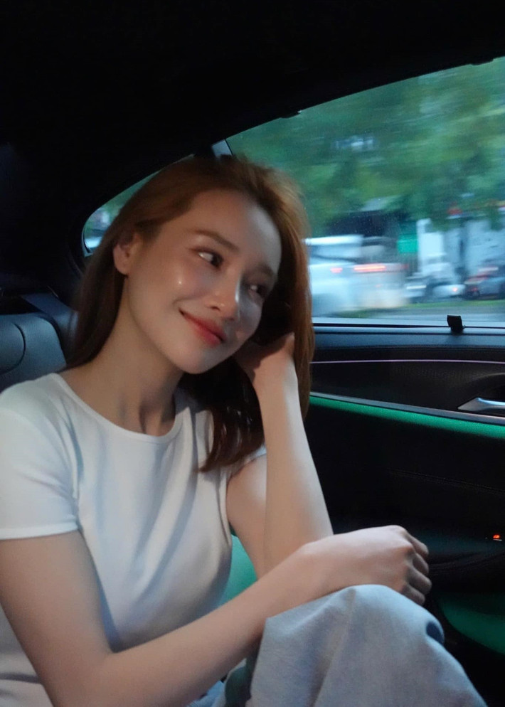 Diễn viên Nhã Phương hiến tóc cho bệnh nhân ung thư vú khi bước sang tuổi 35. Cô chia sẻ: “Cắt tóc ngắn có thể là chuyện nhỏ với ai đó nhưng hôm nay với Phương là một dấu mốc đáng nhớ. Mái tóc đã cùng Phương đi qua bao giai đoạn, giờ sẽ bắt đầu hành trình mới, thuộc về một phụ nữ đang cần tiếp thêm sức mạnh”. Ảnh: FB Nhã Phương.