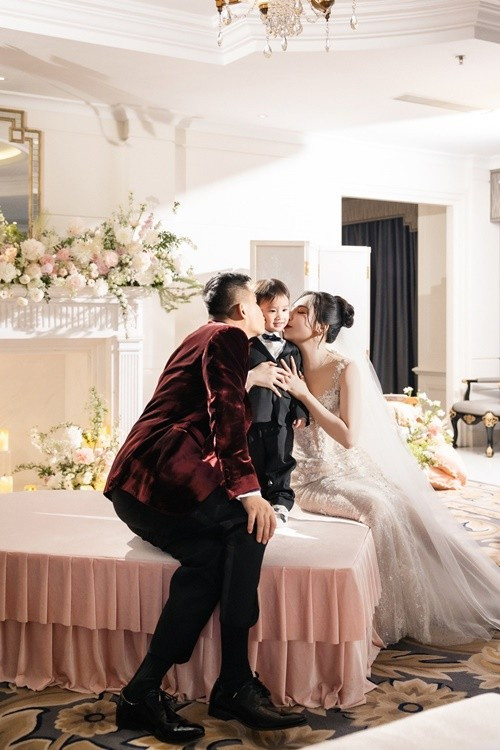 Nhiều khán giả mừng cho tổ ấm hạnh phúc của Hồ Quỳnh Hương. Ảnh: FB Hồ Quỳnh Hương.