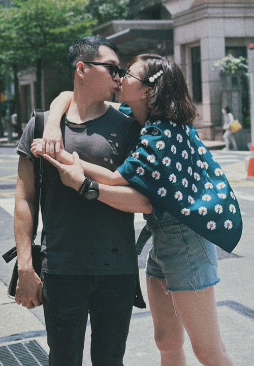 Hương Giang từng tâm sự, chồng cô là người sống hướng nội nên ngại xuất hiện trên truyền thông. Anh còn là người điềm tĩnh và ứng xử đúng mực.