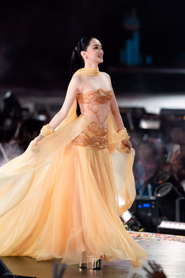 Hoa hậu Hương Giang cũng góp mặt trong concert, tự tin trình diễn trong chiếc váy bồng bềnh, mang đến sắc màu nữ tính cho sân khấu.