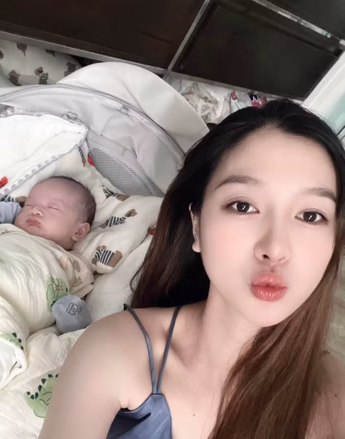 Khi mới kết hôn, nữ người mẫu sinh năm 2000 tạm rời sàn catwalk. Sau ít tháng sinh con, cô trở lại sàn diễn.