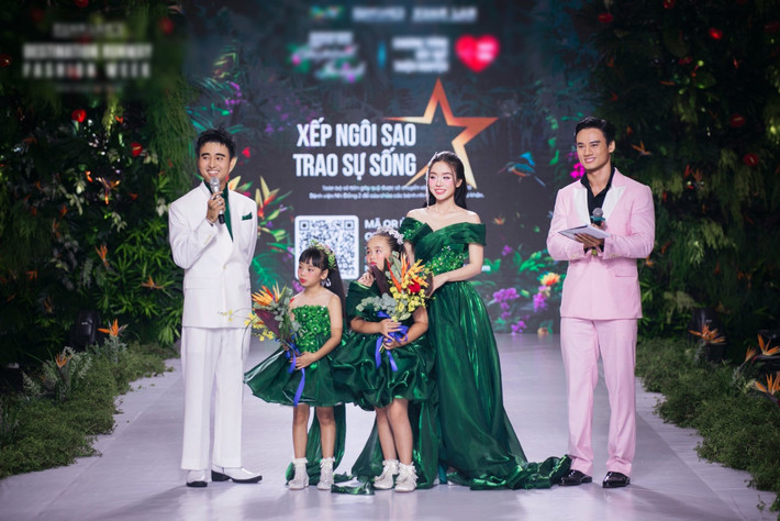 Bảo Ngọc tự tin trình diễn catwalk cùng hai cô con gái vào tháng 8/2025. Ảnh: FB Đạt G.