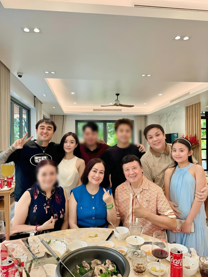 Tháng 8/2025, khi một cư dân mạng để lại bình luận: "Năm nay đẻ thêm bé trai thì quá tuyệt vời", Bảo Ngọc phản hồi: "Dạ năm sau nữa nha". Ảnh: FB Bảo Ngọc.