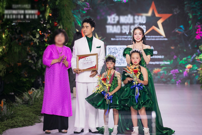 "Hồi bé ước mơ làm người mẫu, lớn lên cao 1m58, cảm ơn Gà Cún cho mami được thực hiện ước mơ", Bảo Ngọc chia sẻ về việc xuất hiện với vai trò người mẫu. Ảnh: FB Đạt G.