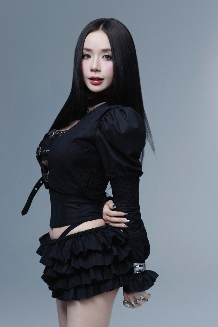 Vợ rapper Đạt G kết hợp áo cắt xẻ táo bạo với chân váy ngắn. Ảnh: Instagram Bảo Ngọc.