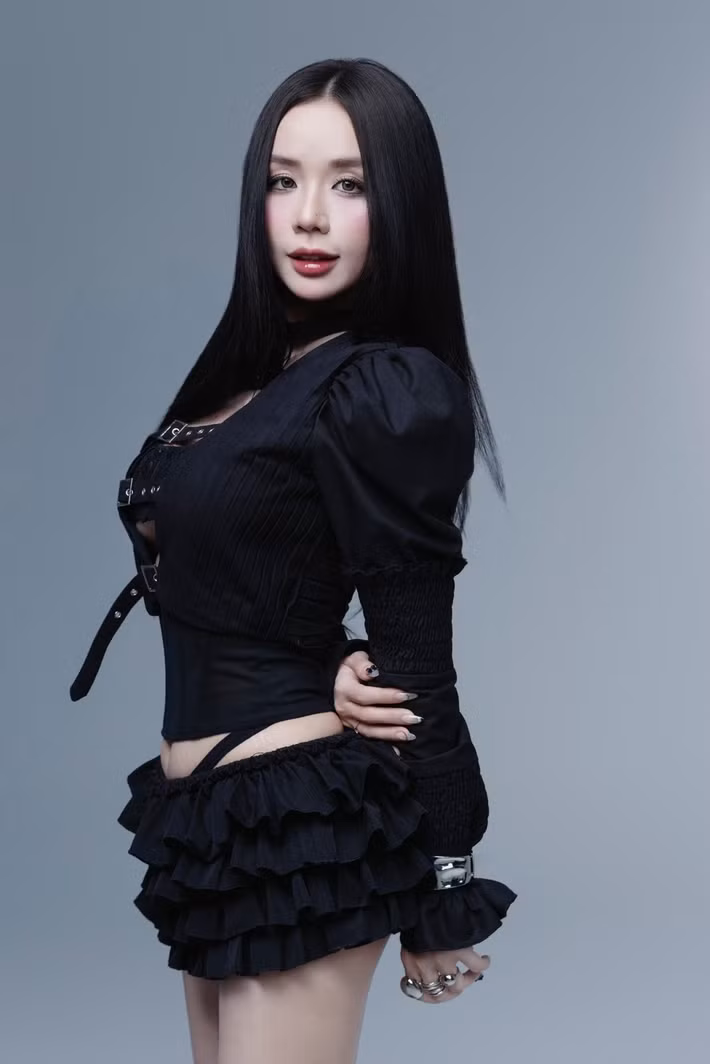 Vợ rapper Đạt G kết hợp áo cắt xẻ táo bạo với chân váy ngắn. Ảnh: Instagram Bảo Ngọc.