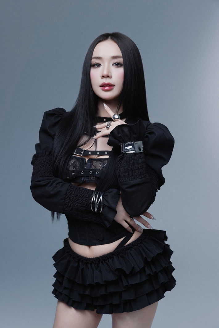 Mới đây, bà mẹ hai con thu hút sự chú ý khi diện trang phục có đường cắt xẻ táo bạo ở vòng một. Ảnh: Instagram Bảo Ngọc.