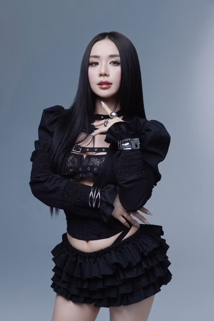 Mới đây, bà mẹ hai con thu hút sự chú ý khi diện trang phục có đường cắt xẻ táo bạo ở vòng một. Ảnh: Instagram Bảo Ngọc.