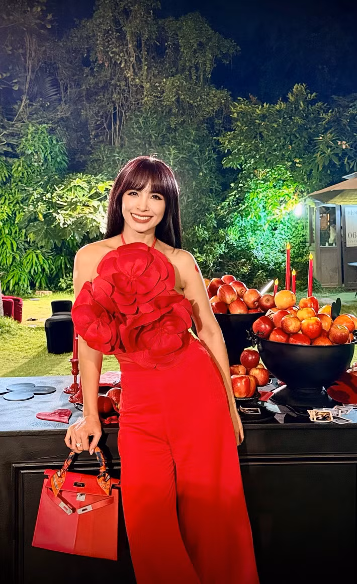 Thúy Hạnh luôn giữ nụ cười tươi tắn, rạng rỡ, toát lên năng lượng tích cực và sự tự tin. Gương mặt cô sở hữu những đường nét thanh tú, đôi mắt sâu và hàng lông mày sắc nét, giúp cô dễ dàng chinh phục nhiều kiểu trang điểm khác nhau. Ảnh: FB Thúy Hạnh.