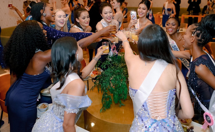 Kiều Duy chia sẻ trên Dân Việt: "Tôi luôn trân trọng mọi giải thưởng, bởi mỗi danh hiệu đều ghi dấu những nỗ lực và kỷ niệm của bản thân. Quan trọng là được trải nghiệm, kết nối với các bạn thí sinh và tận hưởng từng khoảnh khắc tại cuộc thi". Ảnh: Miss International.