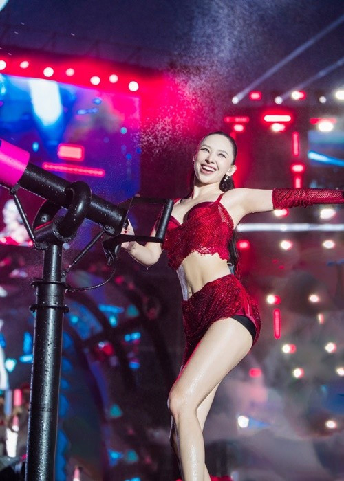 Theo Người Lao Động, Tóc Tiên mang đến các ca khúc Khá khen, 906090, Đậm đà, Điện cao thế, Không ai hơn em đâu anh, Lướt sóng ở nhạc hội Waterbomb. Ảnh: FB Tóc Tiên.