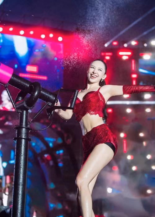 Theo Người Lao Động, Tóc Tiên mang đến các ca khúc Khá khen, 906090, Đậm đà, Điện cao thế, Không ai hơn em đâu anh, Lướt sóng ở nhạc hội Waterbomb. Ảnh: FB Tóc Tiên.